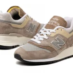 Le New Balance « Light Mushroom » Made in USA 997 arrive bientôt.