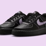 Cette Nike Air Force 1 dégage des vibrations "Phantom" avec des surpiqûres violettes.