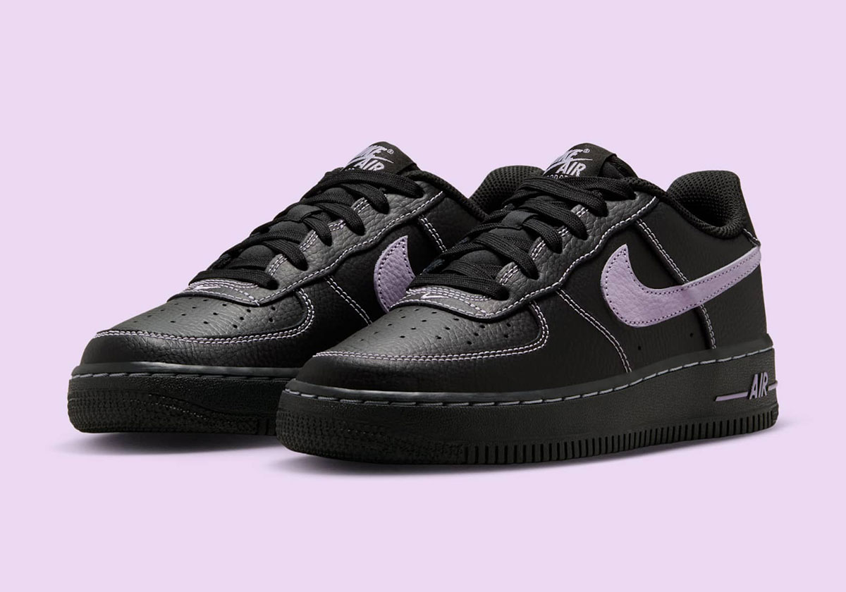 Cette Nike Air Force 1 dégage des vibrations "Phantom" avec des surpiqûres violettes.