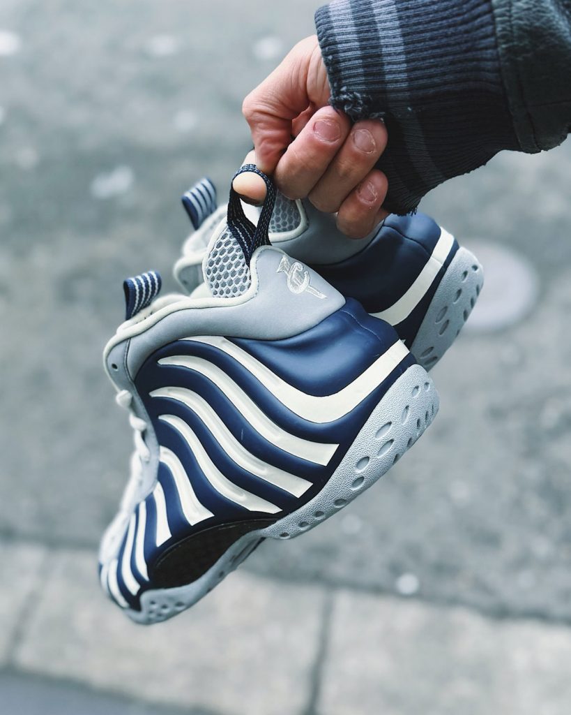 Un échantillon inédit de la Nike Air Foamposite "New York Yankees" a fait surface.