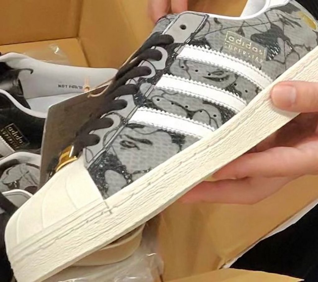 Le pack atmos x BAPE x adidas Superstar "25ème Anniversaire" sortira en avril 2025.