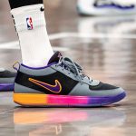 Devin Booker Honore Un Autre Ancien Meneur des Suns Avec la Nike Book 1 « Penny V »