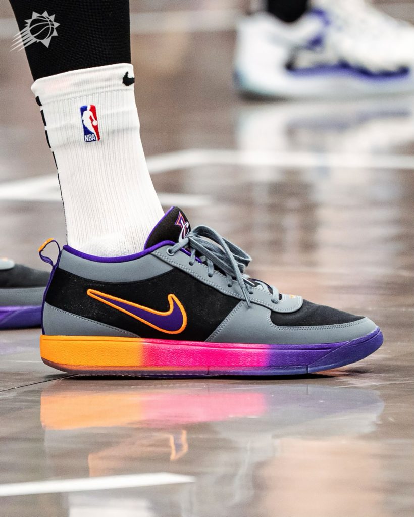 Devin Booker Honore Un Autre Ancien Meneur des Suns Avec la Nike Book 1 « Penny V »