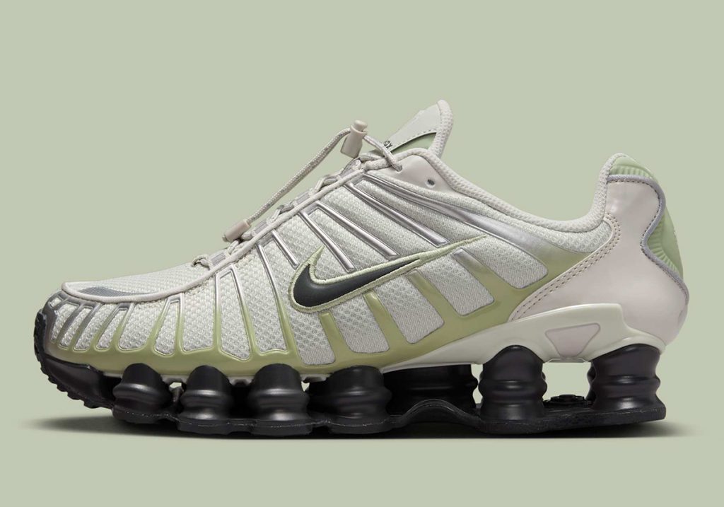 Une "Aura Olive" émane de la Nike Shox TL.