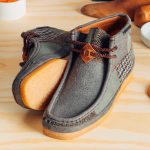 La collaboration Bodega x Clarks Patchwork Wallabee 3.0 « Northeast Corridor » sortira en mars 2025.