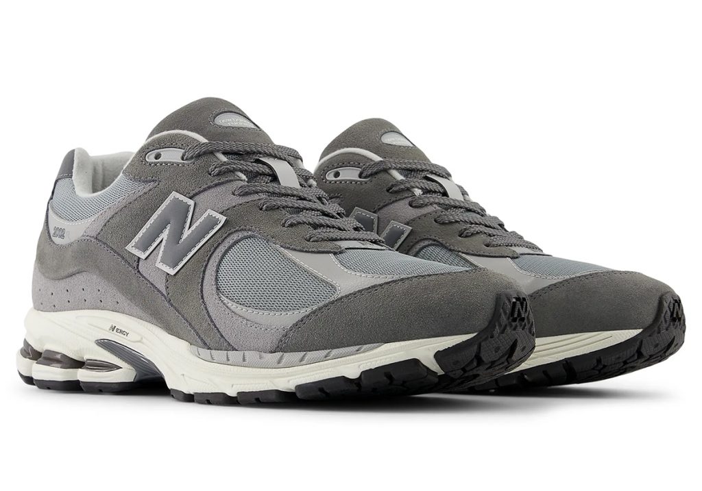 La New Balance 2002R fait une impression "Made In USA" en gris.