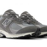 La New Balance 2002R fait une impression "Made In USA" en gris.