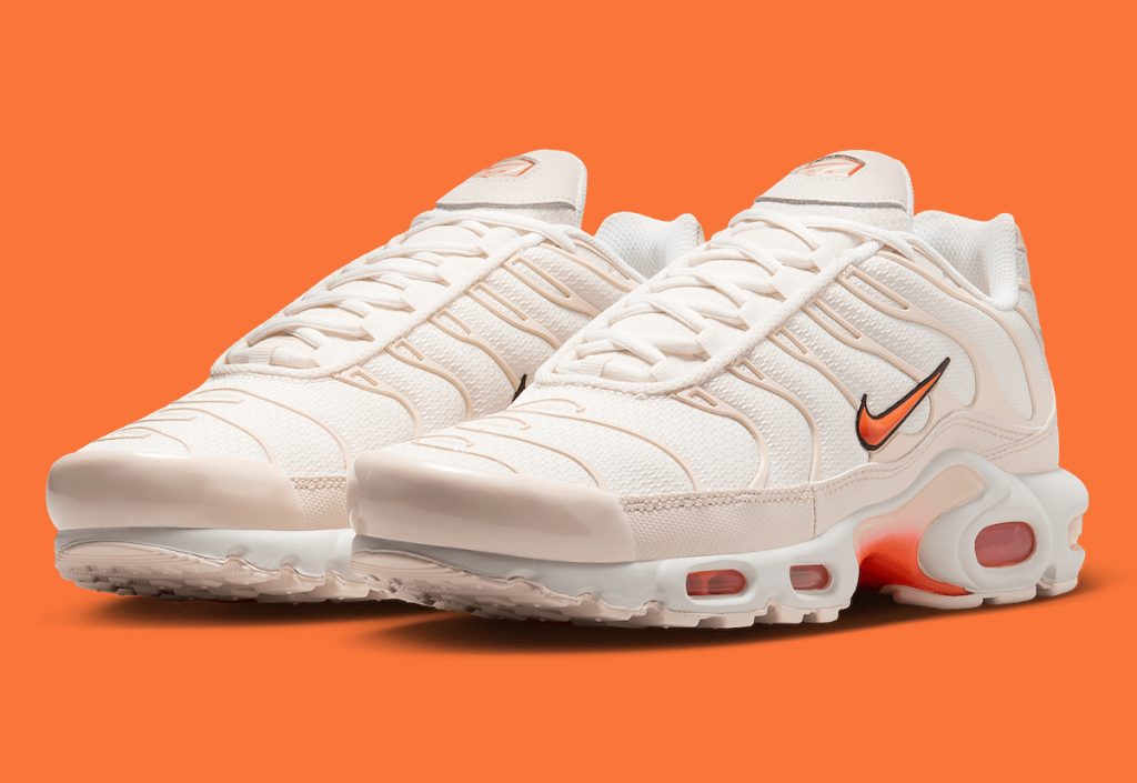 La Nike Air Max Plus « Phantom/Safety Orange » sortira au printemps 2025.