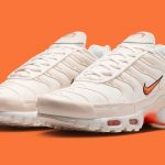 La Nike Air Max Plus « Phantom/Safety Orange » sortira au printemps 2025.