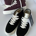 Deux paires de Vans Half Cab ton sur ton signées JJJJound sont en préparation.